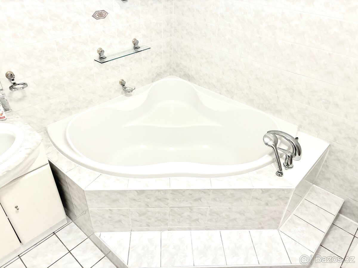 Rohová vana s baterií 140x140 cm super stav - 2