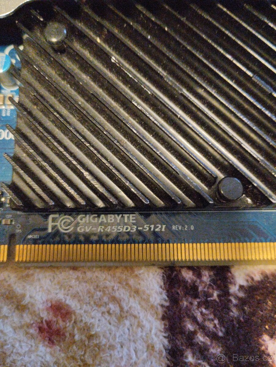 Gigabyte HD 512 + PC skříň - 2