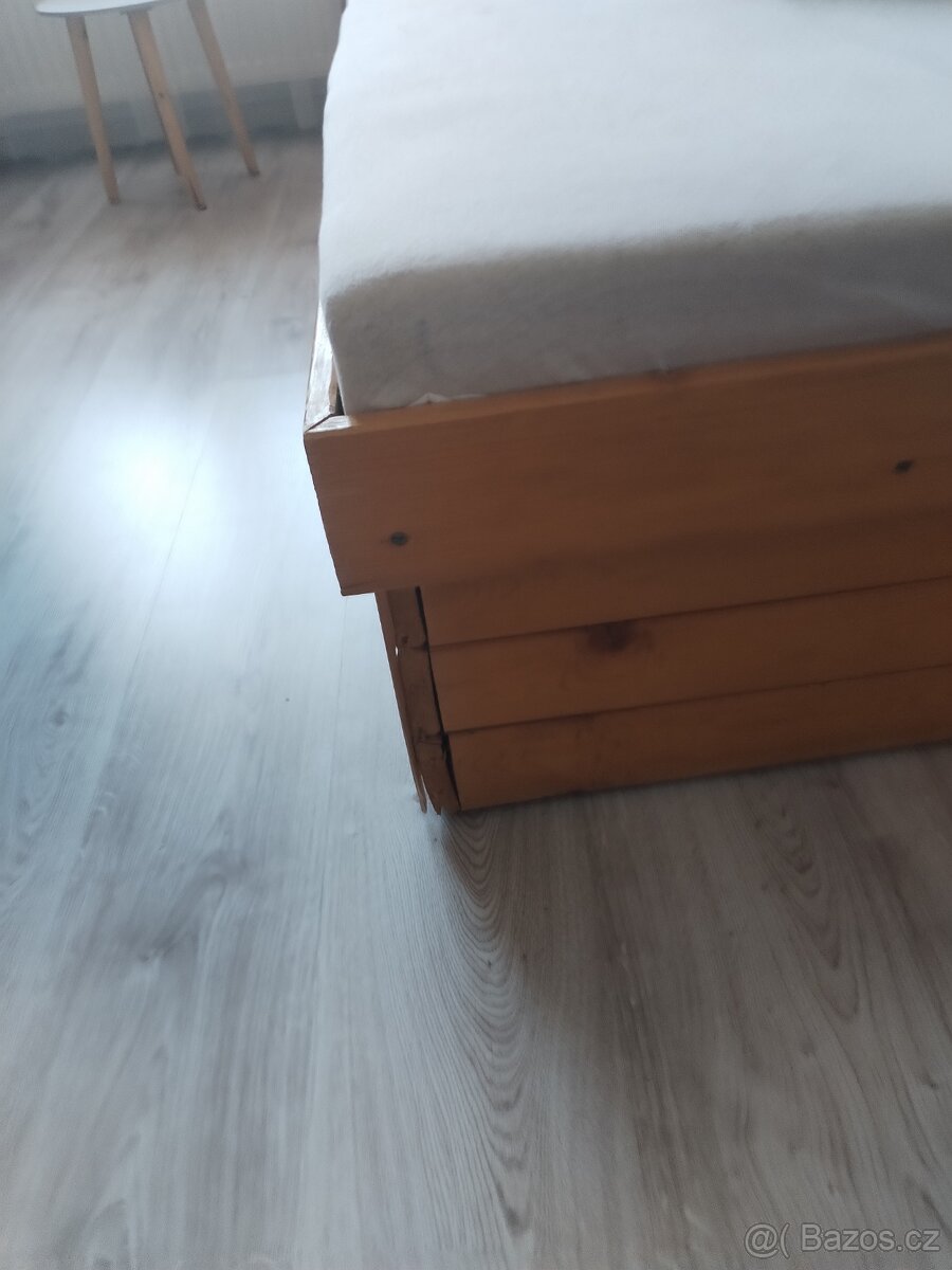 Dřevěná palubková postel. - 2