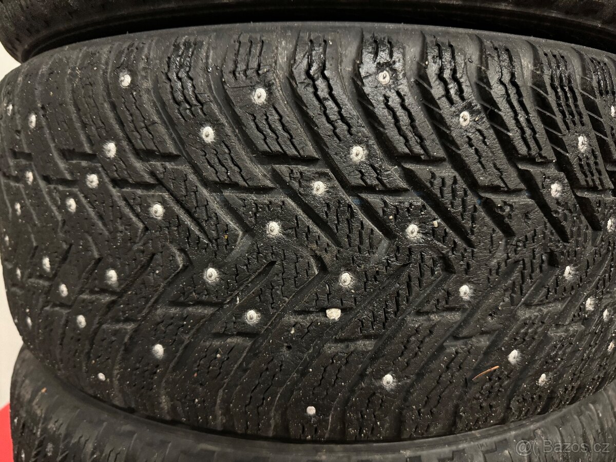 Pneu s hroty 235/45R17 - 2