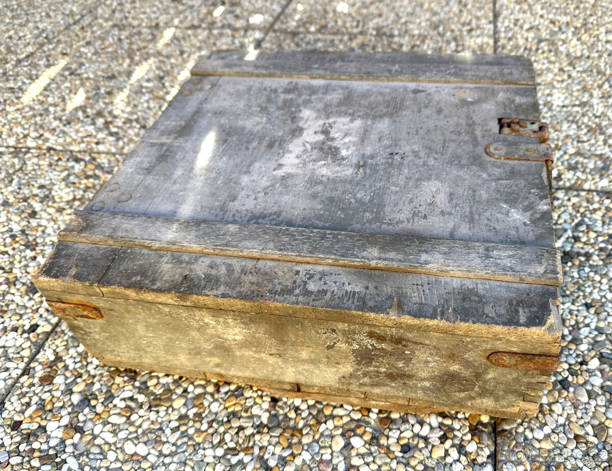 vojenská dřevěná bedna na granáty stará - 2