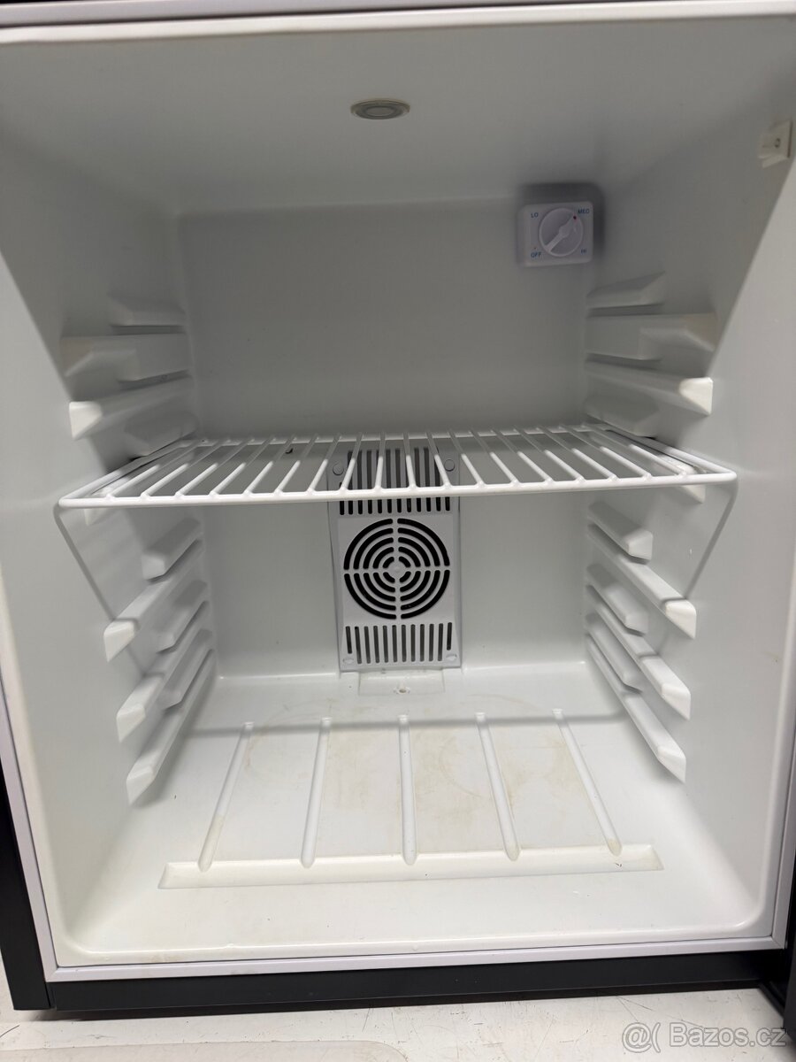 Prodám malou prosklenou ledničku Guzzanti - 2