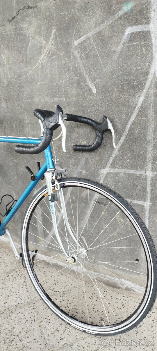 Silniční kolo Favorit - 2