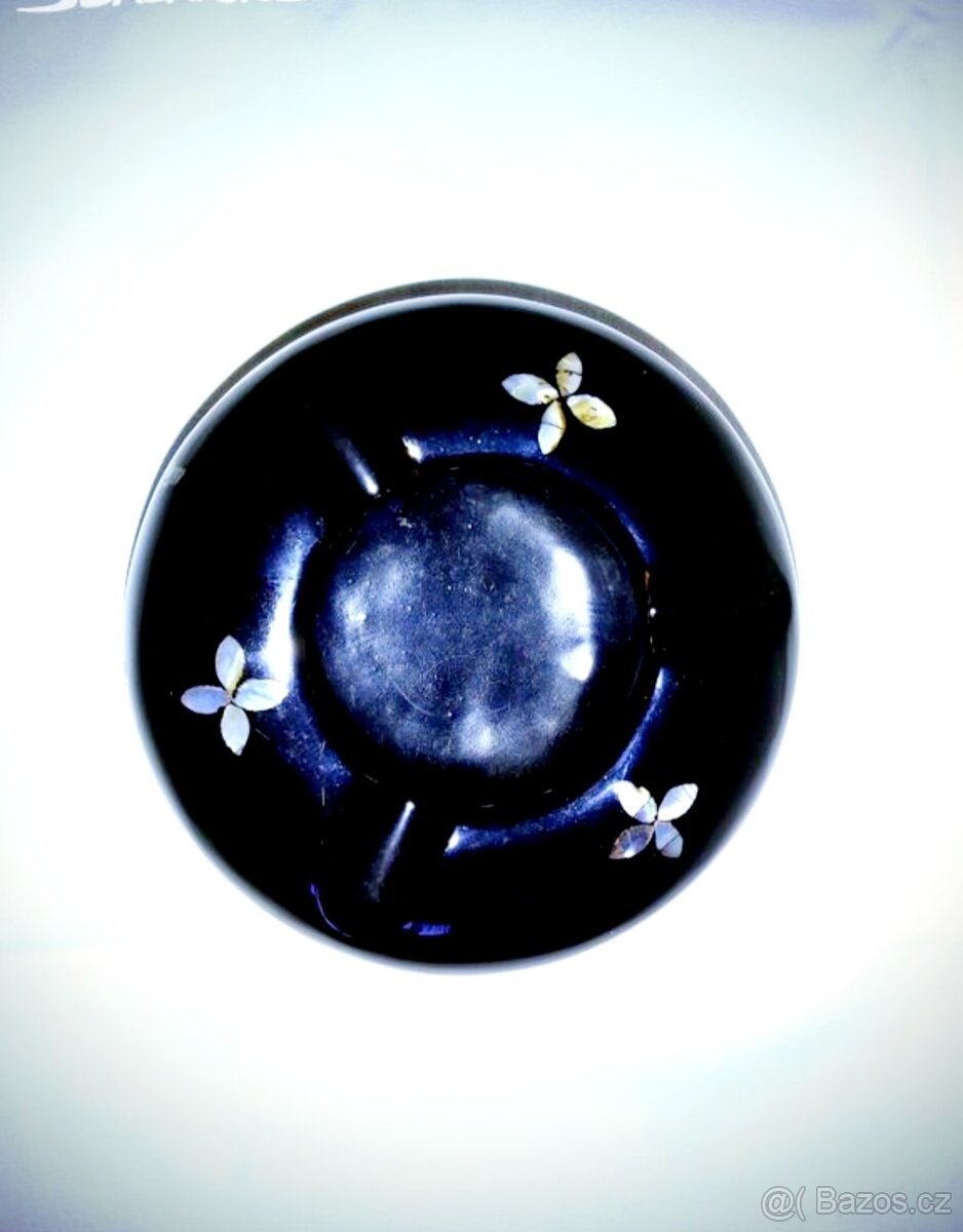 Popelník vykládaný perletí - 2