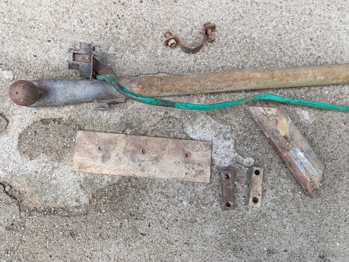 Trabant závěs, držák baterie. - 2