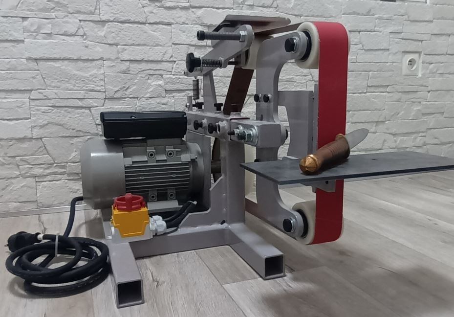 Pásová bruska na výrobu nožů. - 2