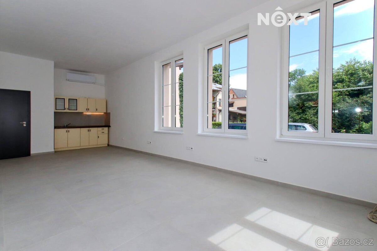 Pronájem komerční Obchodní prostory, 77㎡ - 2