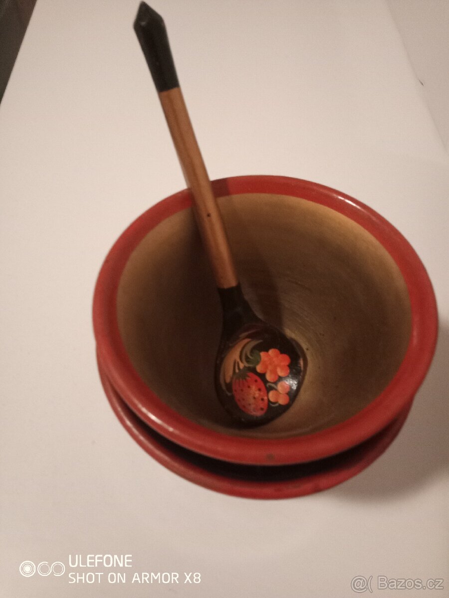 Dřevěné ručně malované nádobí
- 2