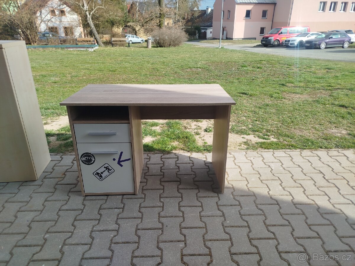 Postel, skříňky, stůl - 2