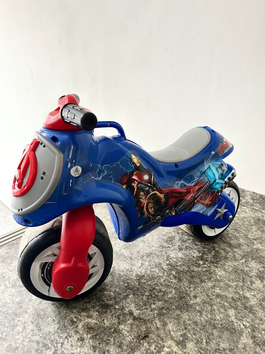 Odrážedlo Avangers Injusa - 2