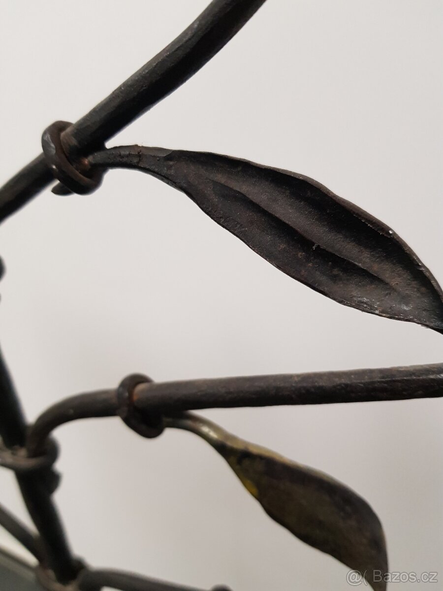 starý velký kovaný svícen - 2