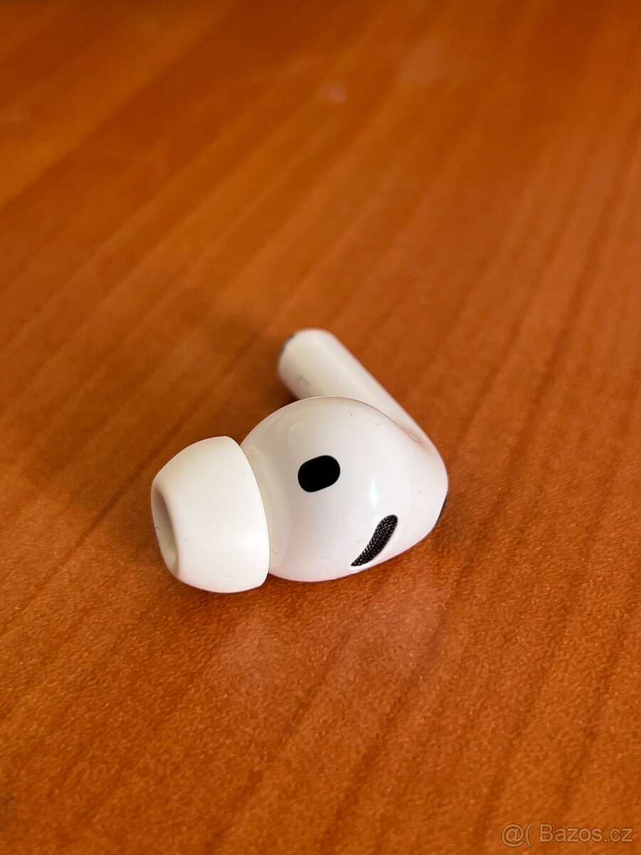 Levý AirPod Pro 3 - 2