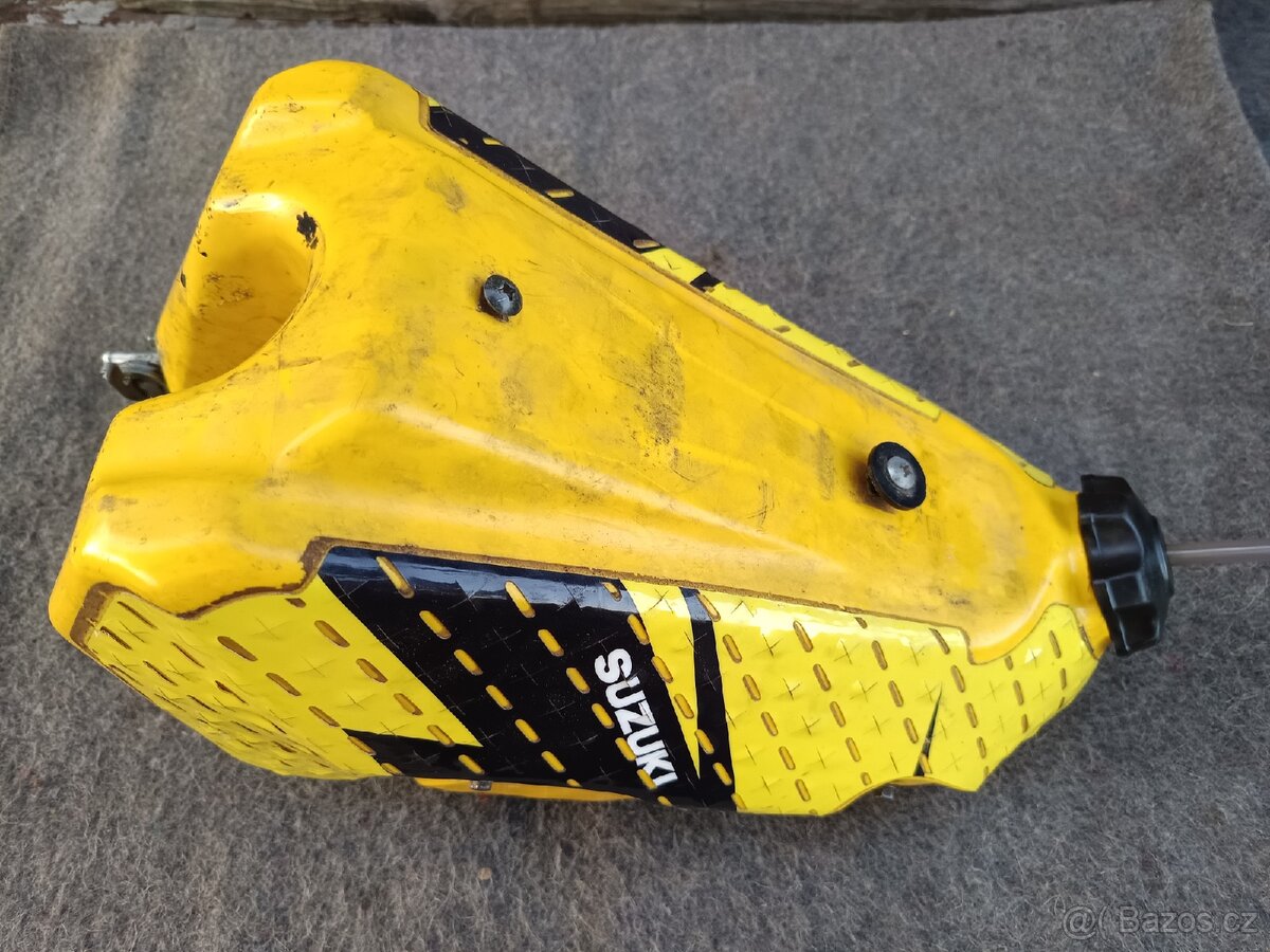Prodám nádrž na Suzuki RM125