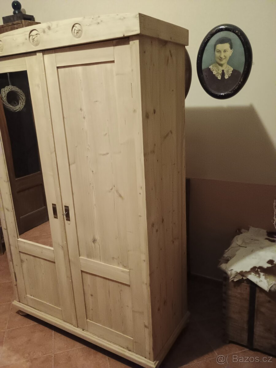 stará šatní skříň se zrcadlem - 2