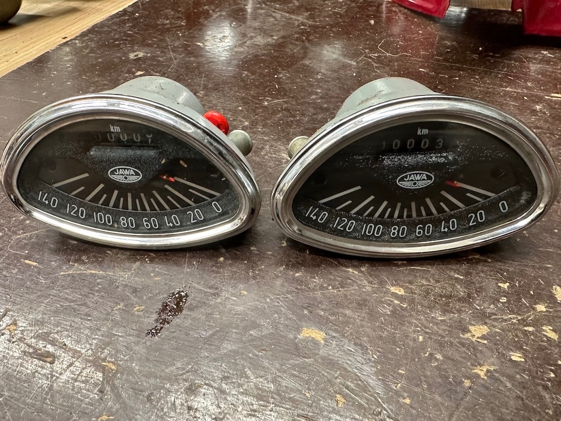 Predám orig. nový tachometř JAWA 250 350 panelka, uloženka - 2