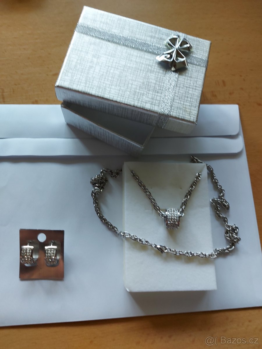 Stříbrný set řetízek, přívěsek, náušnice ve tvaru válečku... - 2
