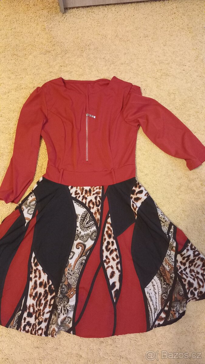 Červené šaty s kolovou barevnou sukní - 2
