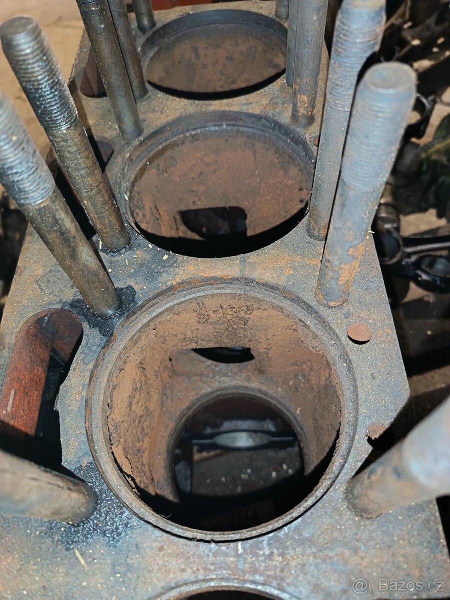 Lehce prasklý blok Zetor 5501 - 2