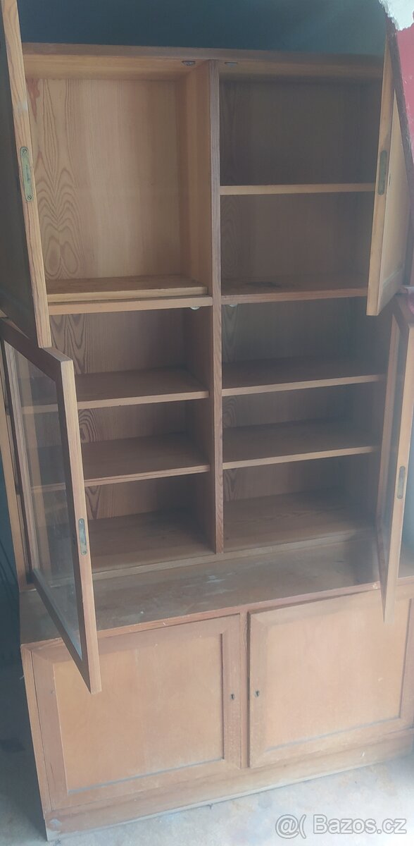 Dřevěná skříň - 2