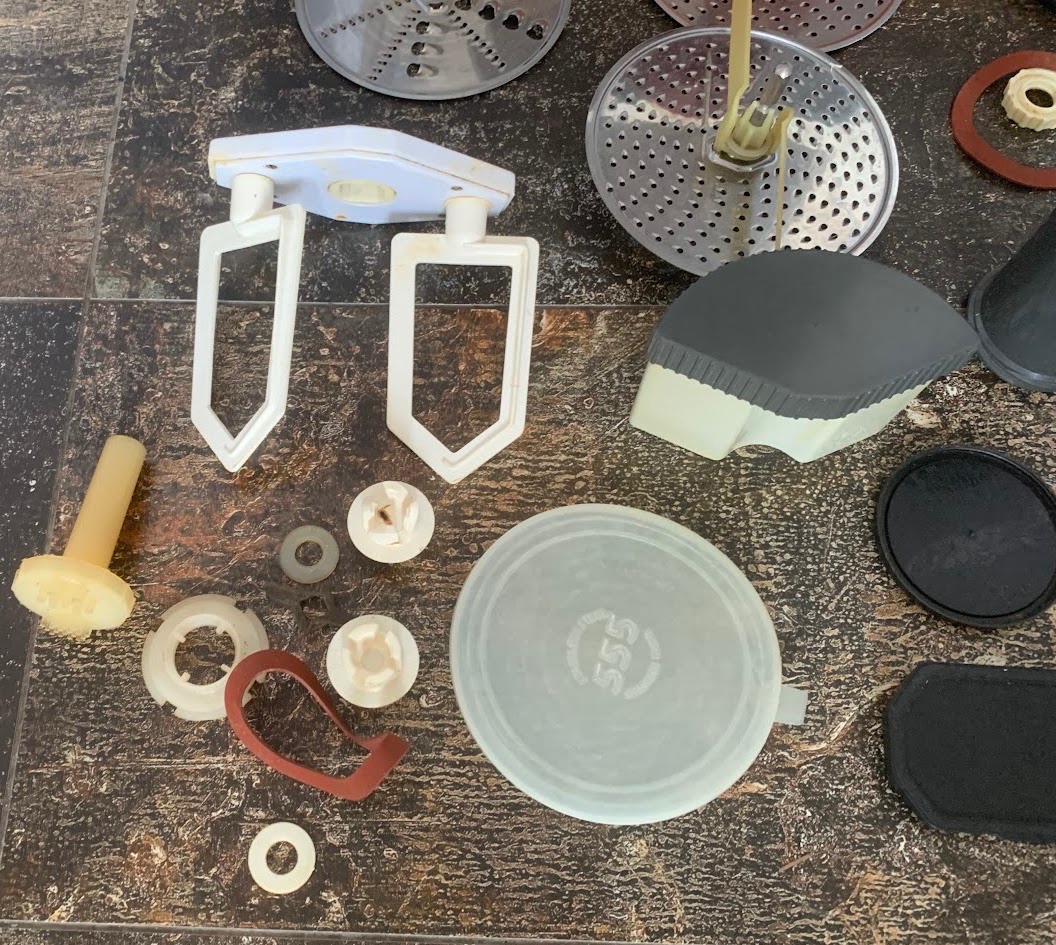 Oblíbený kuchyňský robot ETA 0010 s příslušenstvím - 2