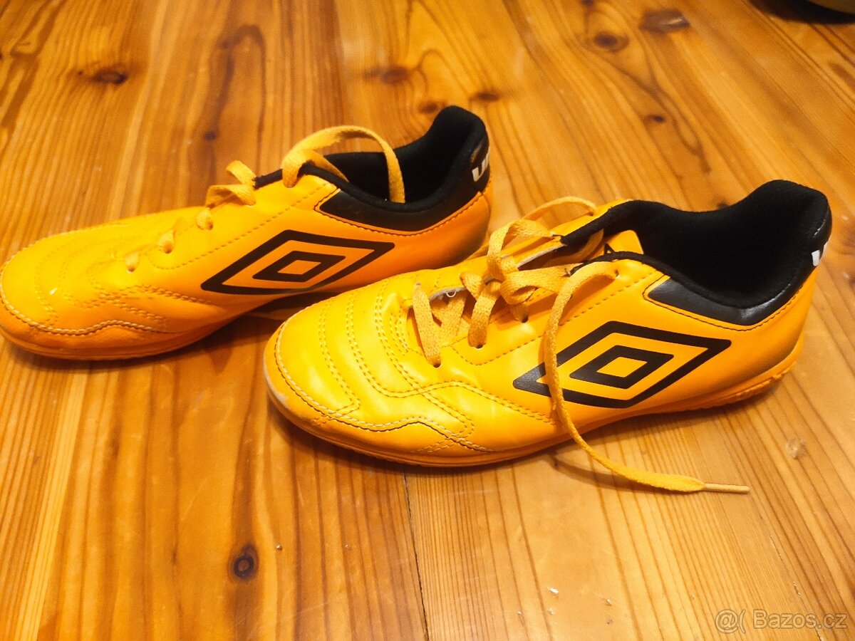 Prodám sálovky kopačky Umbro vel. 36 - 2
