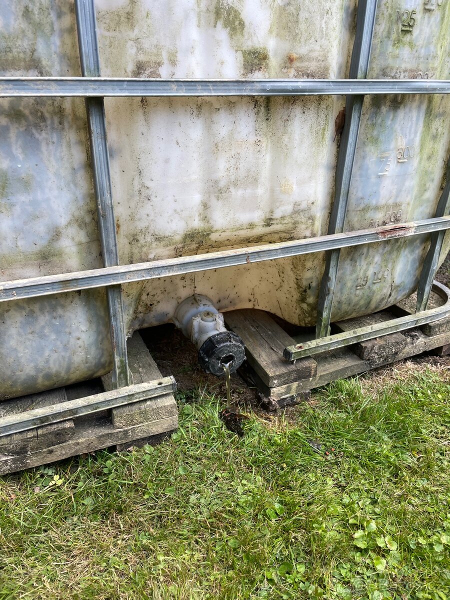 IBC nádrž 1000 litrů - 2