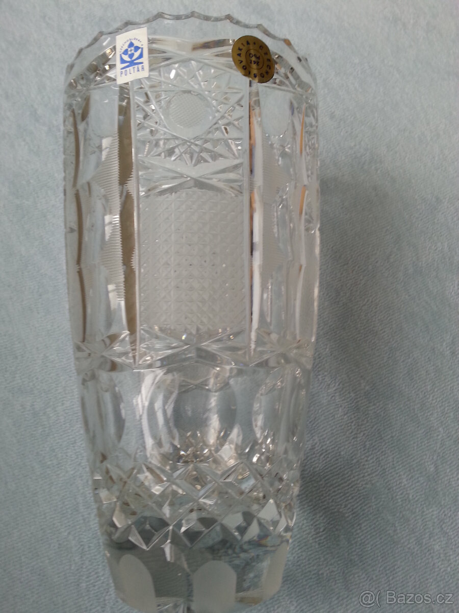 Broušená skleněná váza - 2