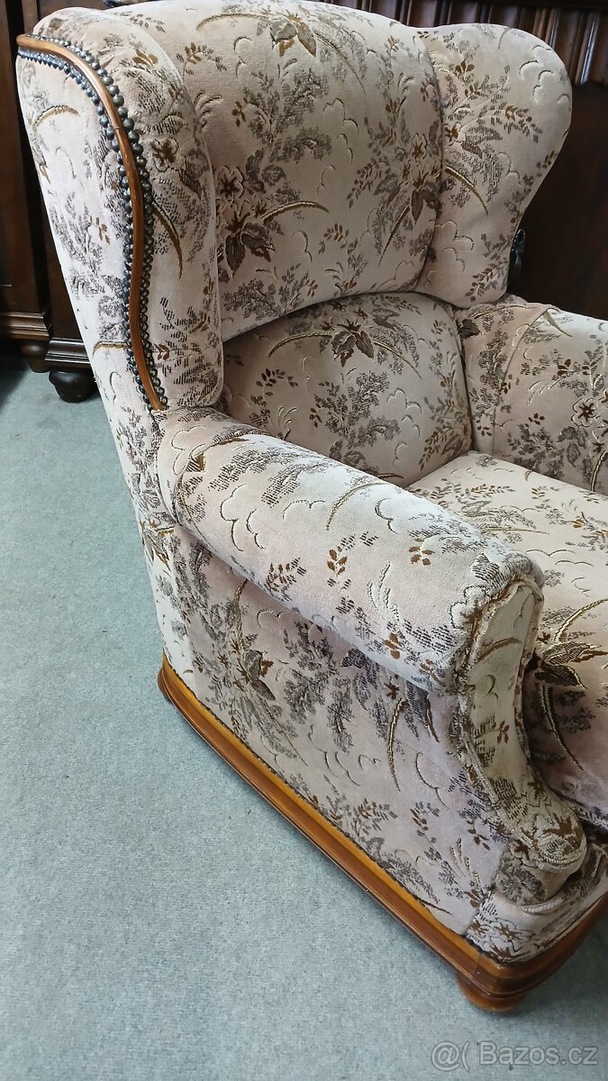 Masivní křeslo ušák - 2