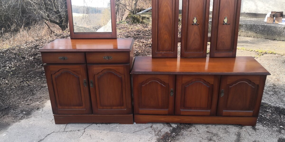 Masivní předsíňová stěna - 2