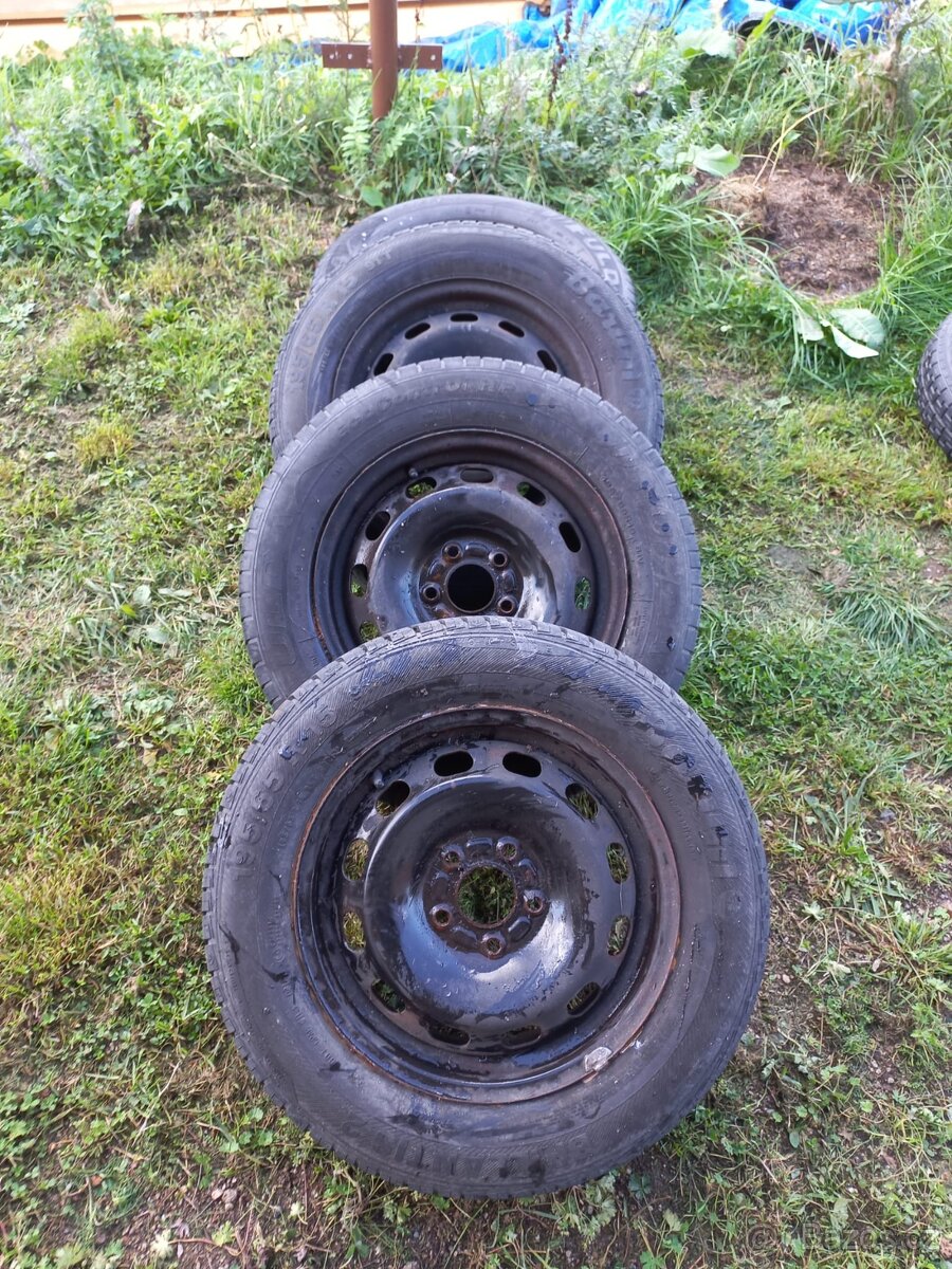 Plechové disky s letními pneu 195/65/15 - 2