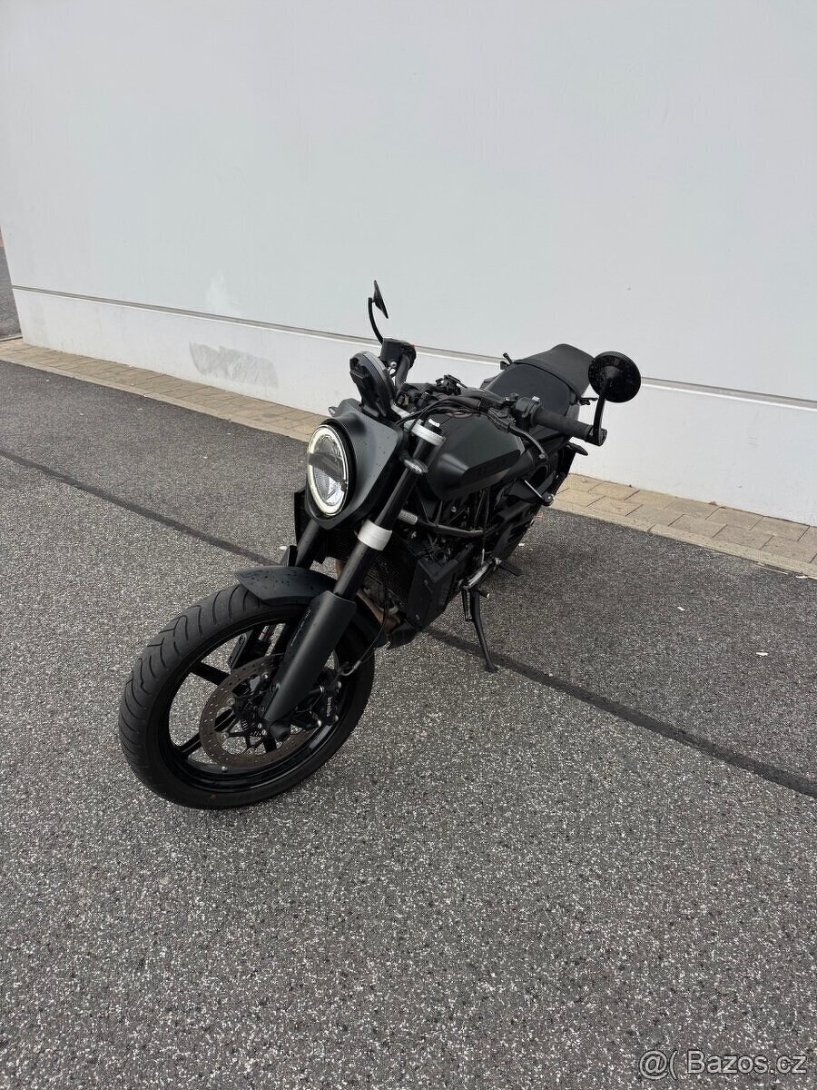 Husqvarnu Svartpilen 701 - 2