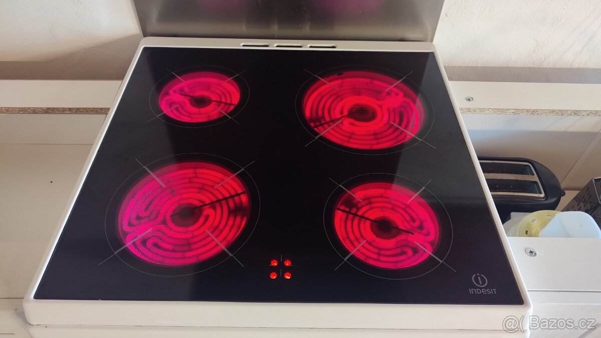Elektrický sporák Indesit - 2