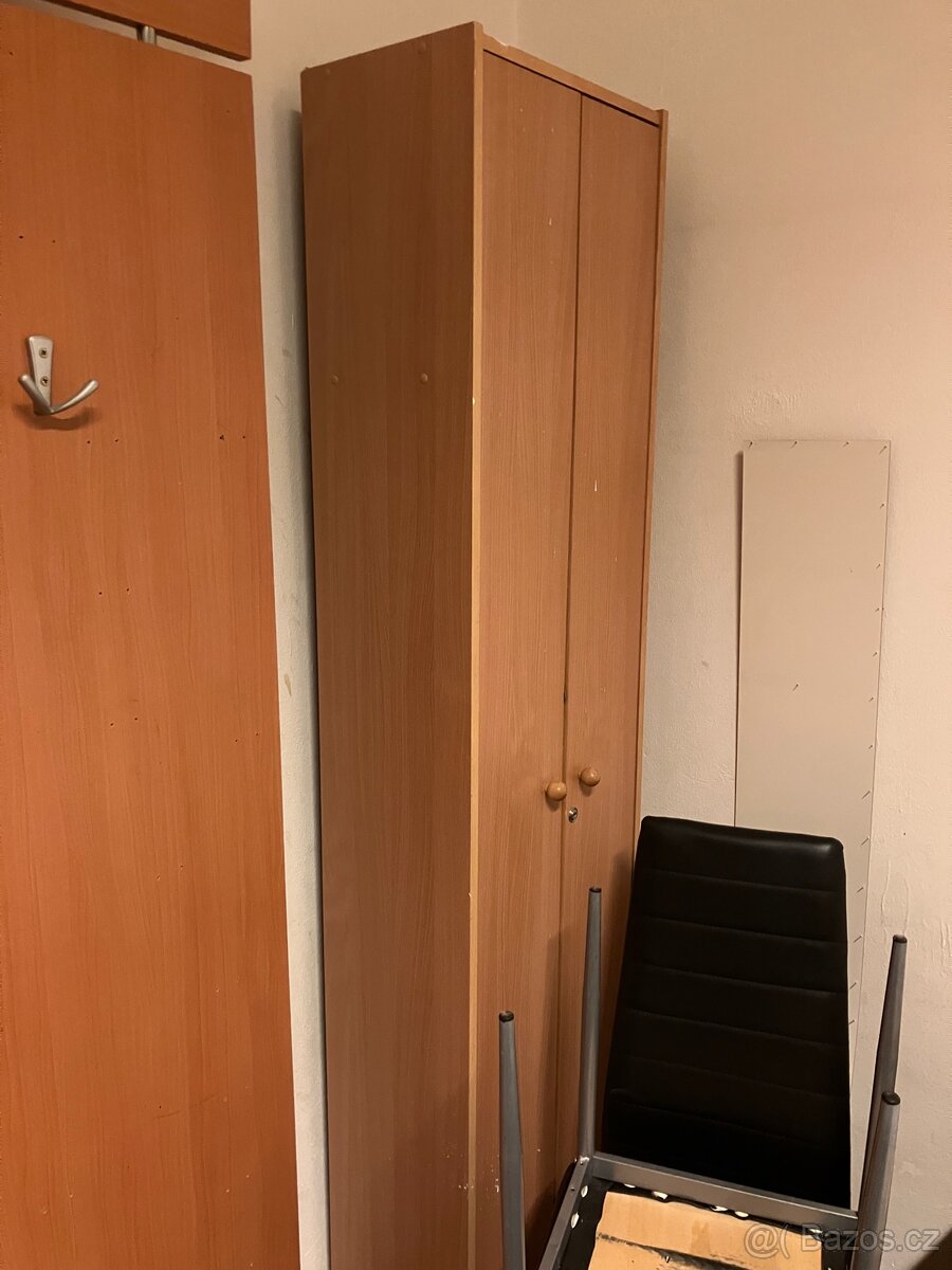 Věšák a skříňka - 2