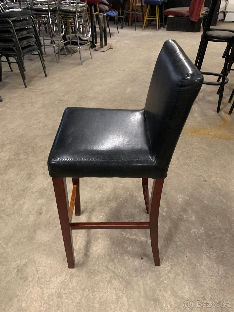 Dřevěná barová židle s černým polstrováním - 2