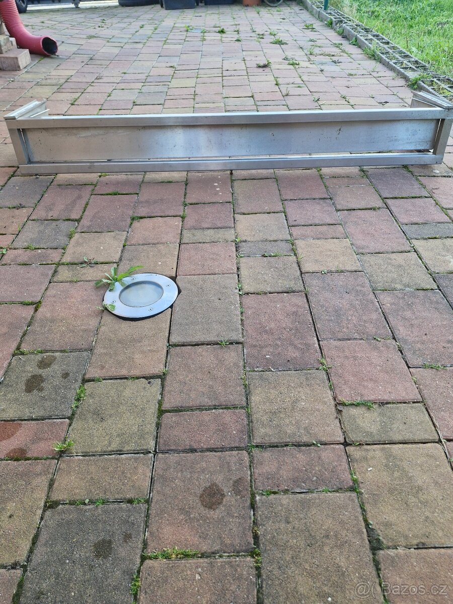 NEREZ PODSTAVEC NA CHLADÍCÍ VITRÍNU - 2