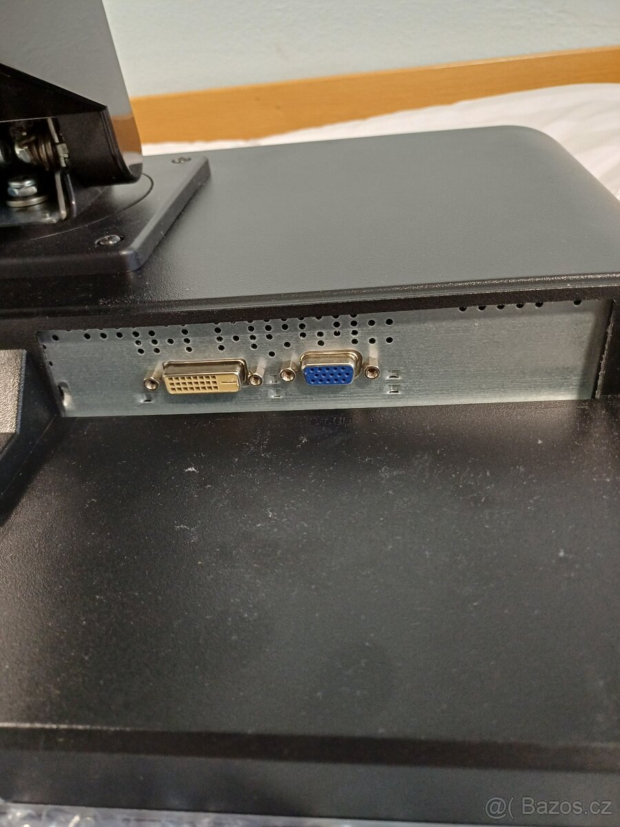 Kancelářský počítač a monitor - 2