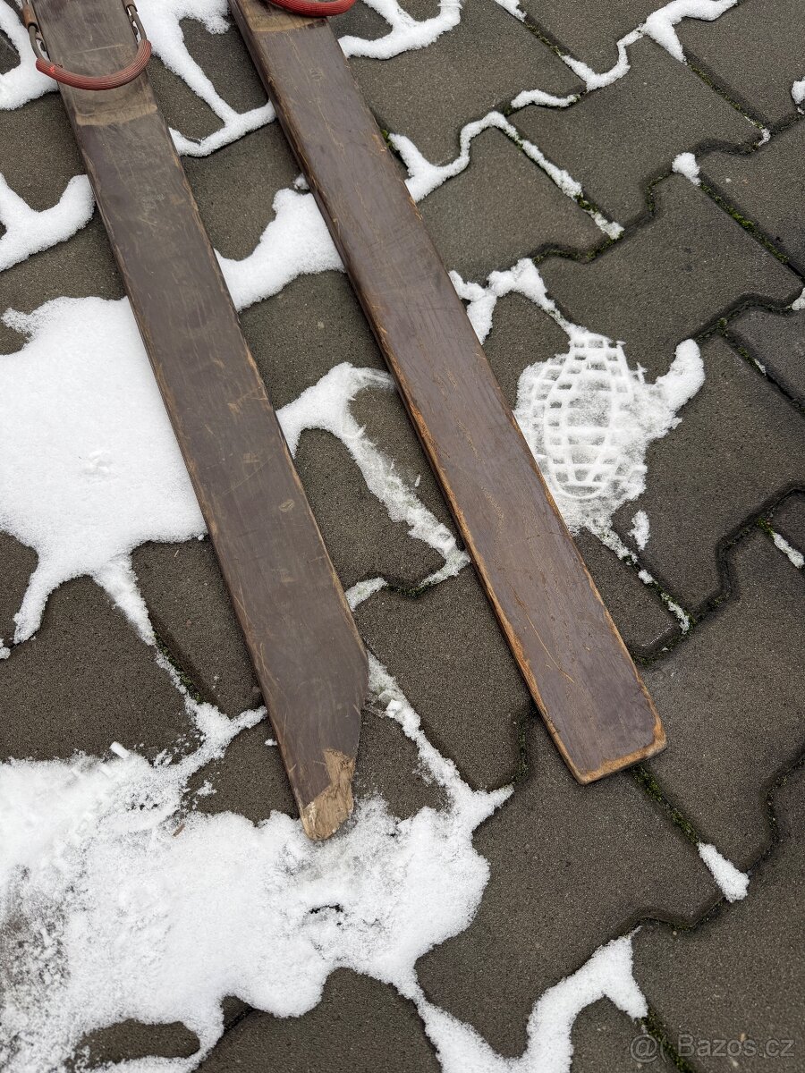 Staré lyže na dekoraci - 2