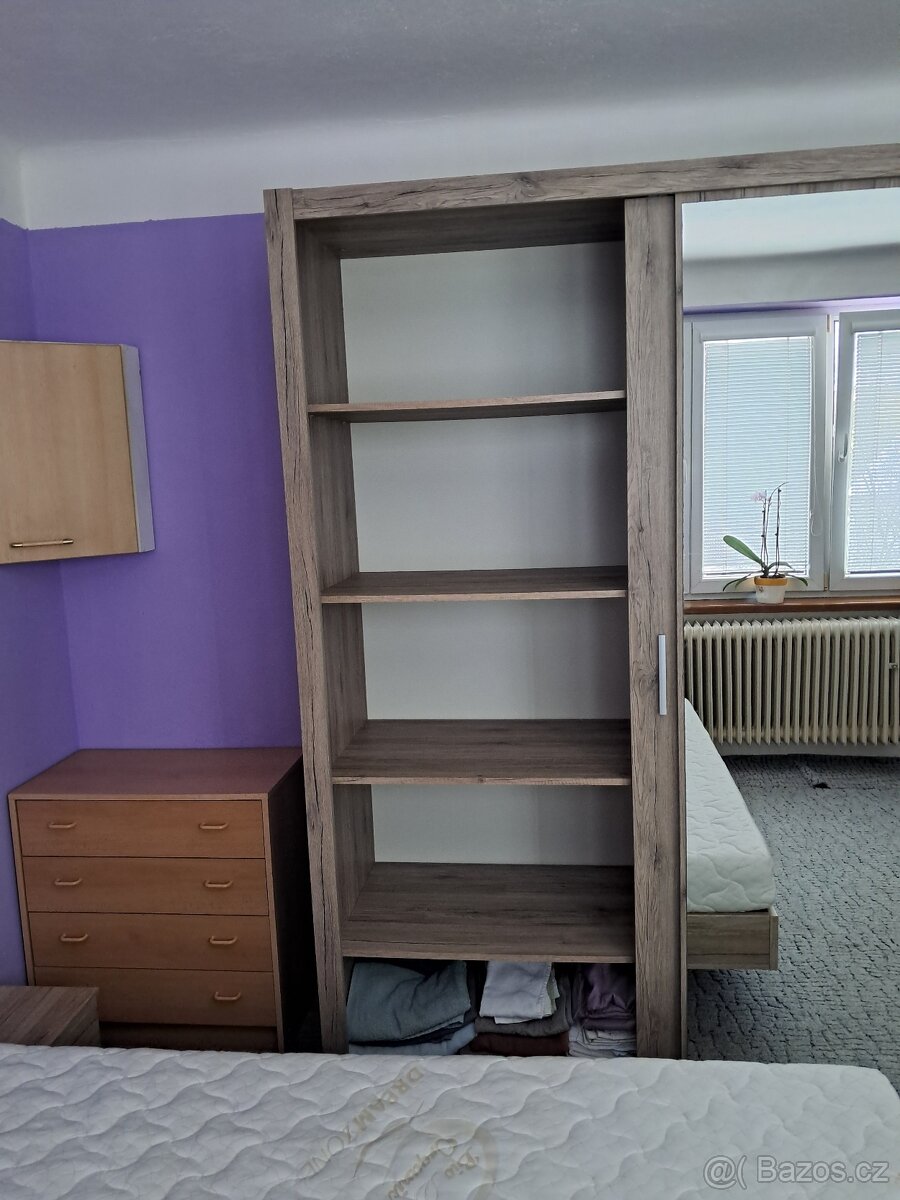 Velká skříň s posuvnými dveřmi - 2