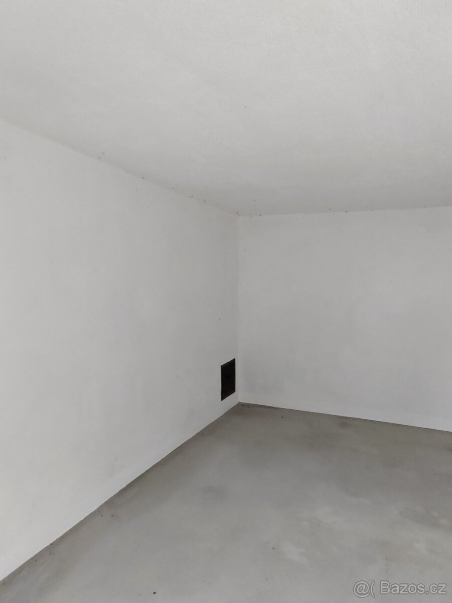 Velmi pěkná, suchá garáž. - 2