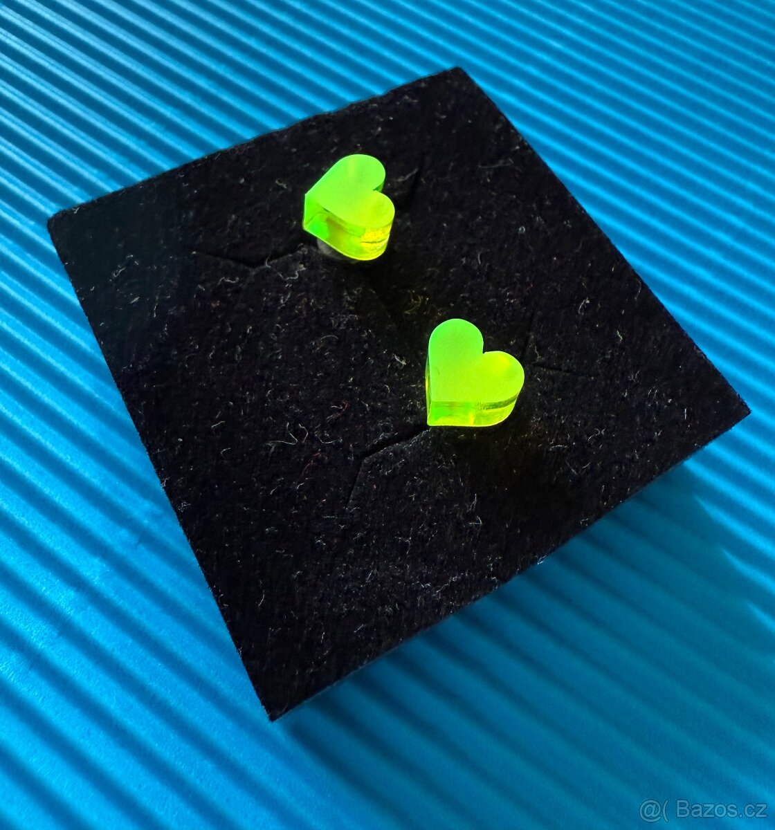 Zářivé náušnice – limetková srdíčka, puzety. - 2