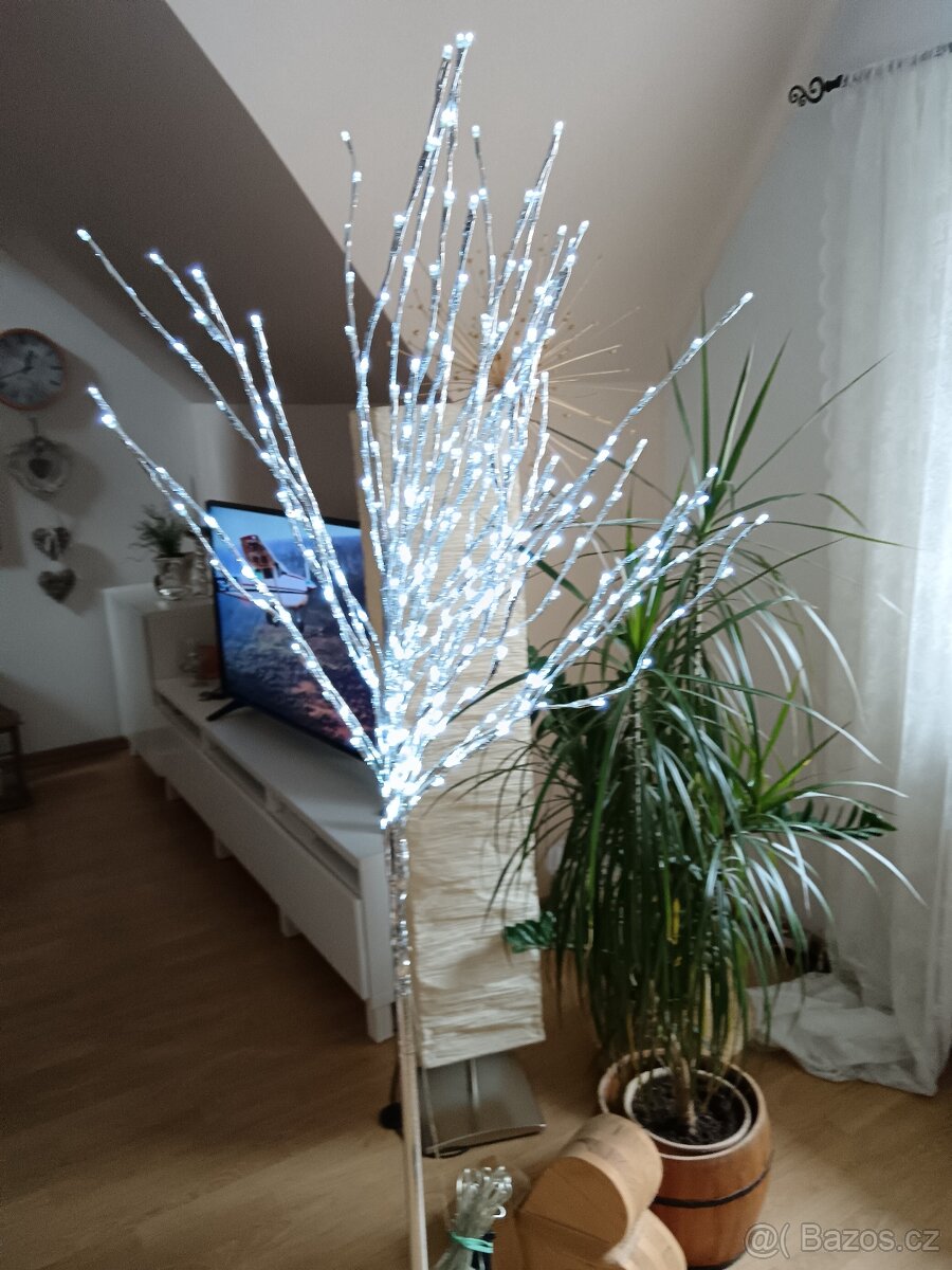 Sviticí Vánočni stromeček - LED - 2