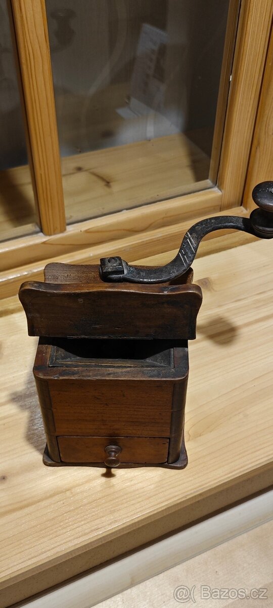 Starý mlýnek na kávu - 2