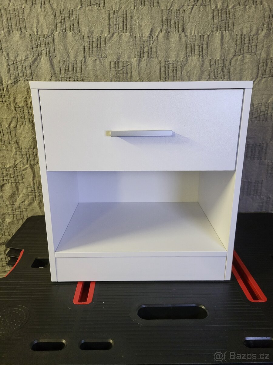 Bílý noční stolek - 2