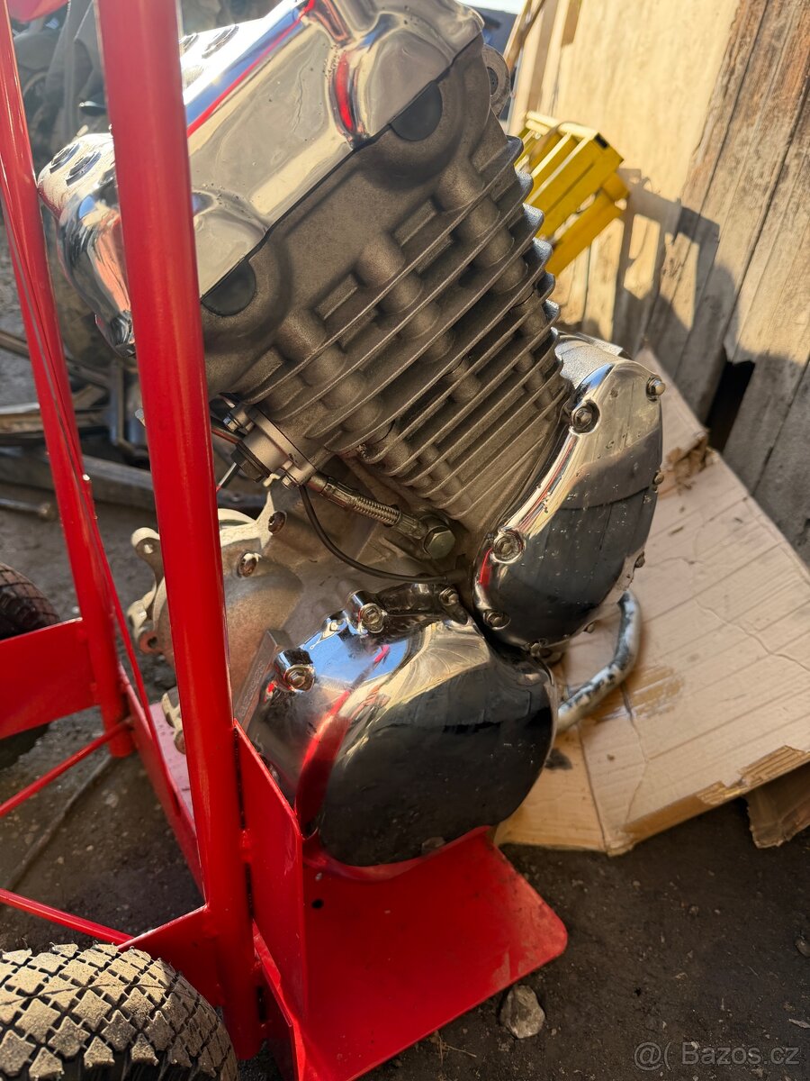 Motor triumph thunderbird 900 - 2