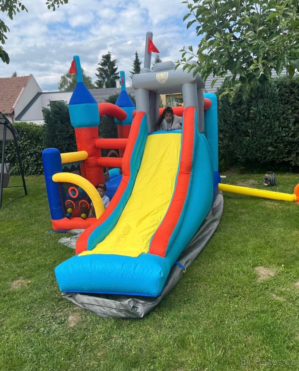 SKÁKACÍ HRAD K PRONÁJMU - 2