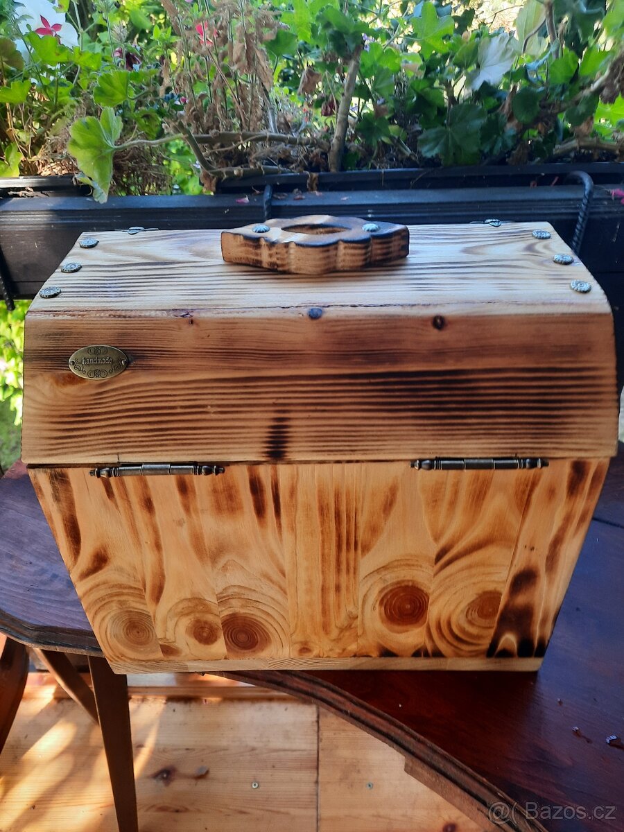Dřevěná truhla - 2