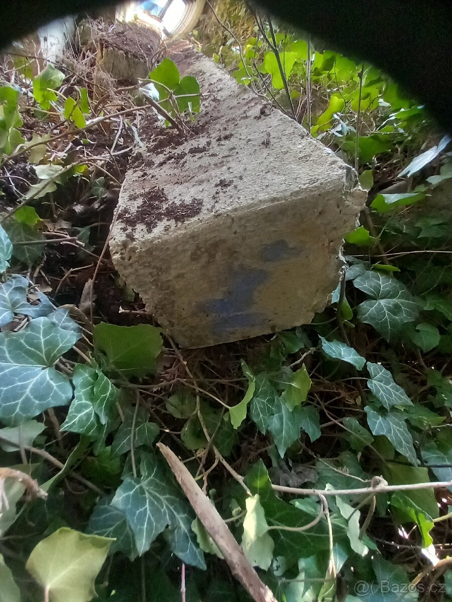 Betonová patka dřevěnného sloupu. - 2