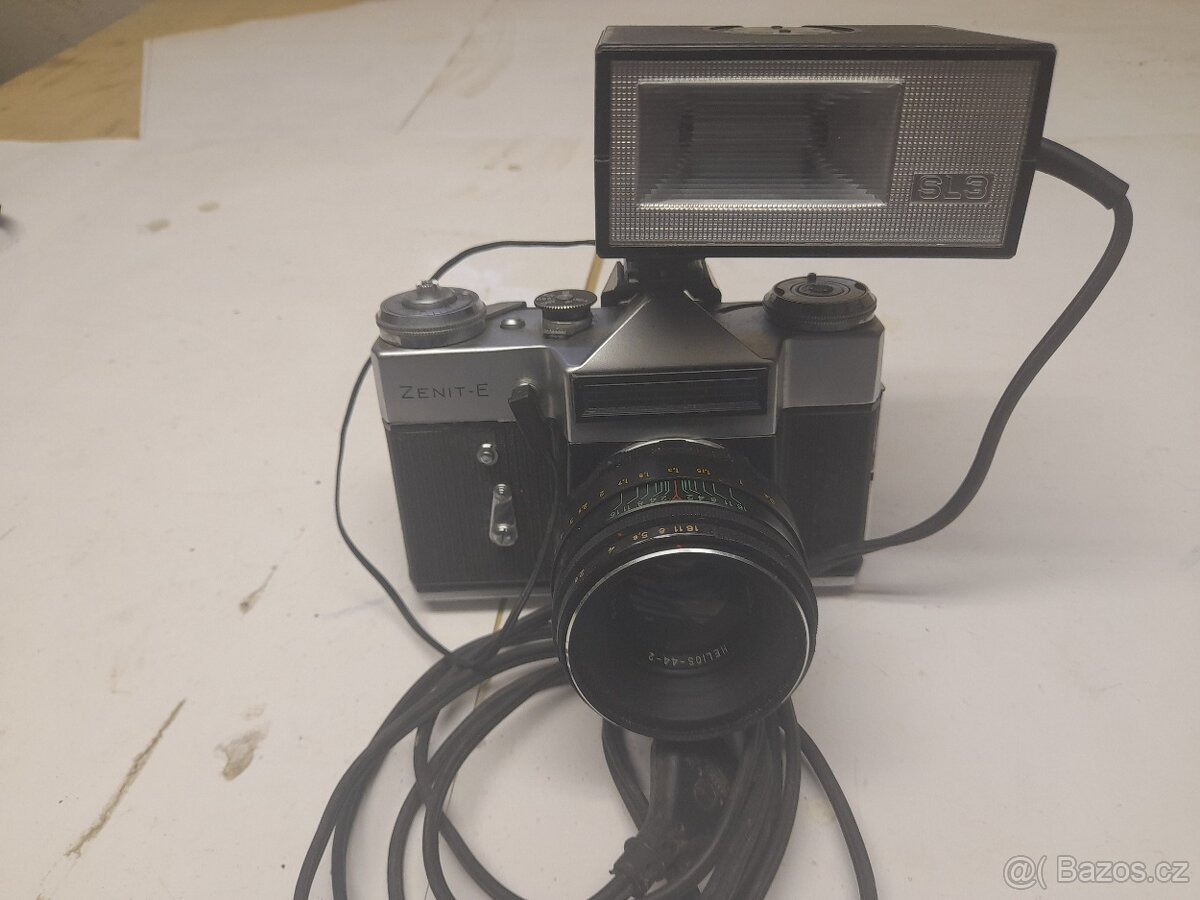 Fotoaparát na kinofilm ZENIT E s bleskem SL3. - 2