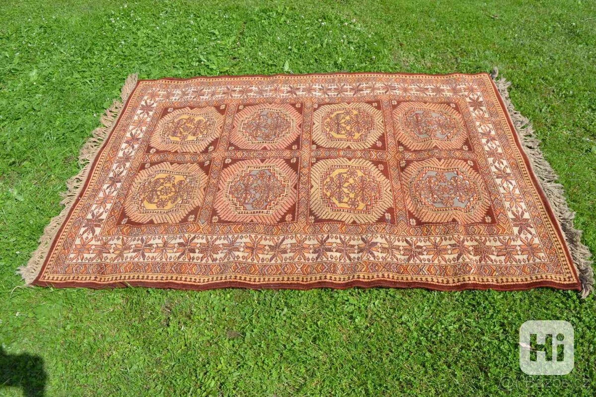 hnedy Anglicky koberec 139x 170 cm + trasne pouzity dobry KR - 2