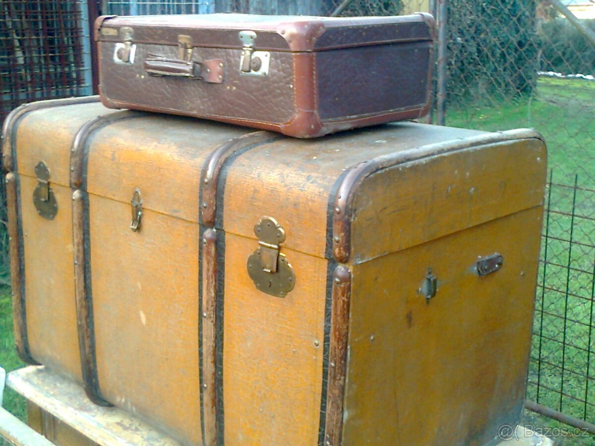 lodní kufr, 2ks, rámy obrazu, selský stůl se šuplíky - 2
